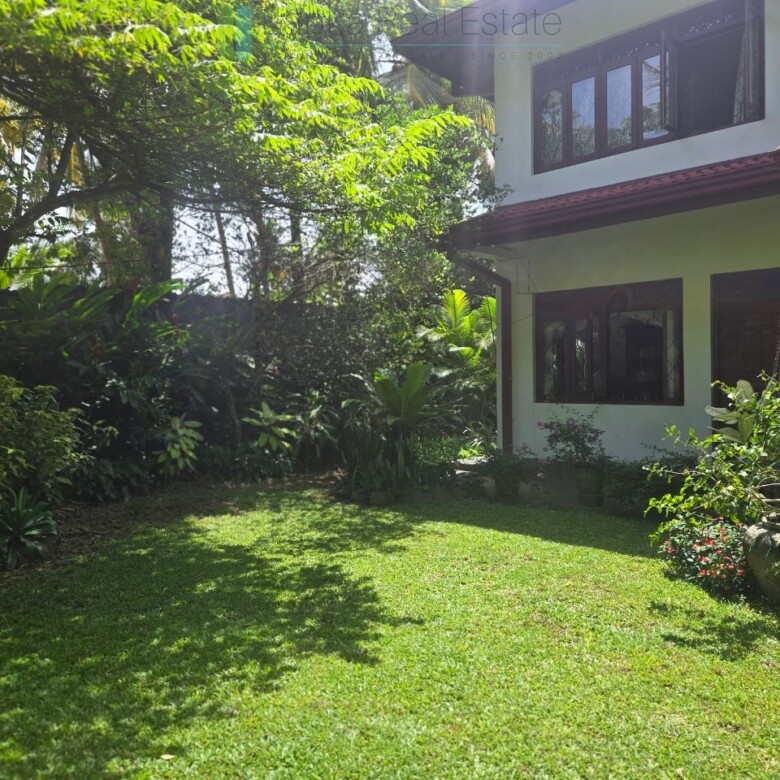 Furnished villa near the beach in Hikkaduwa