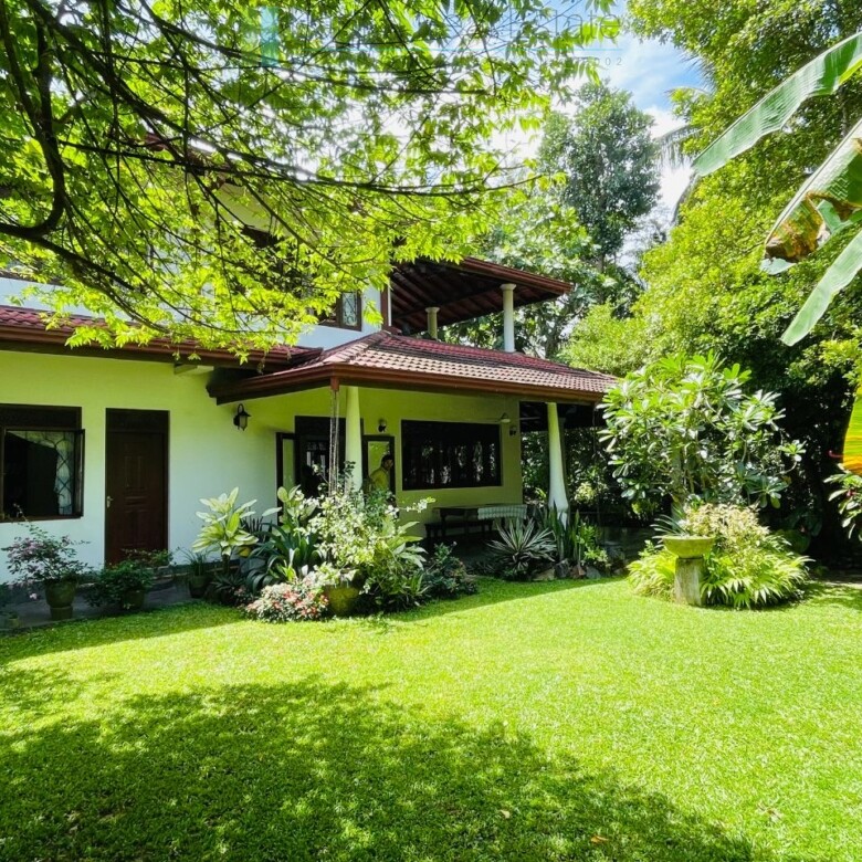Furnished villa near the beach in Hikkaduwa