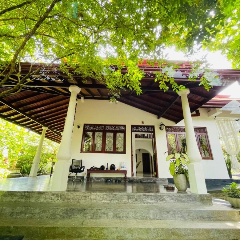 Furnished villa near the beach in Hikkaduwa