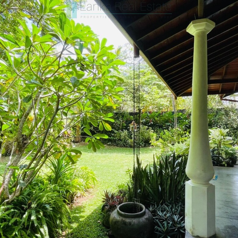Furnished villa near the beach in Hikkaduwa