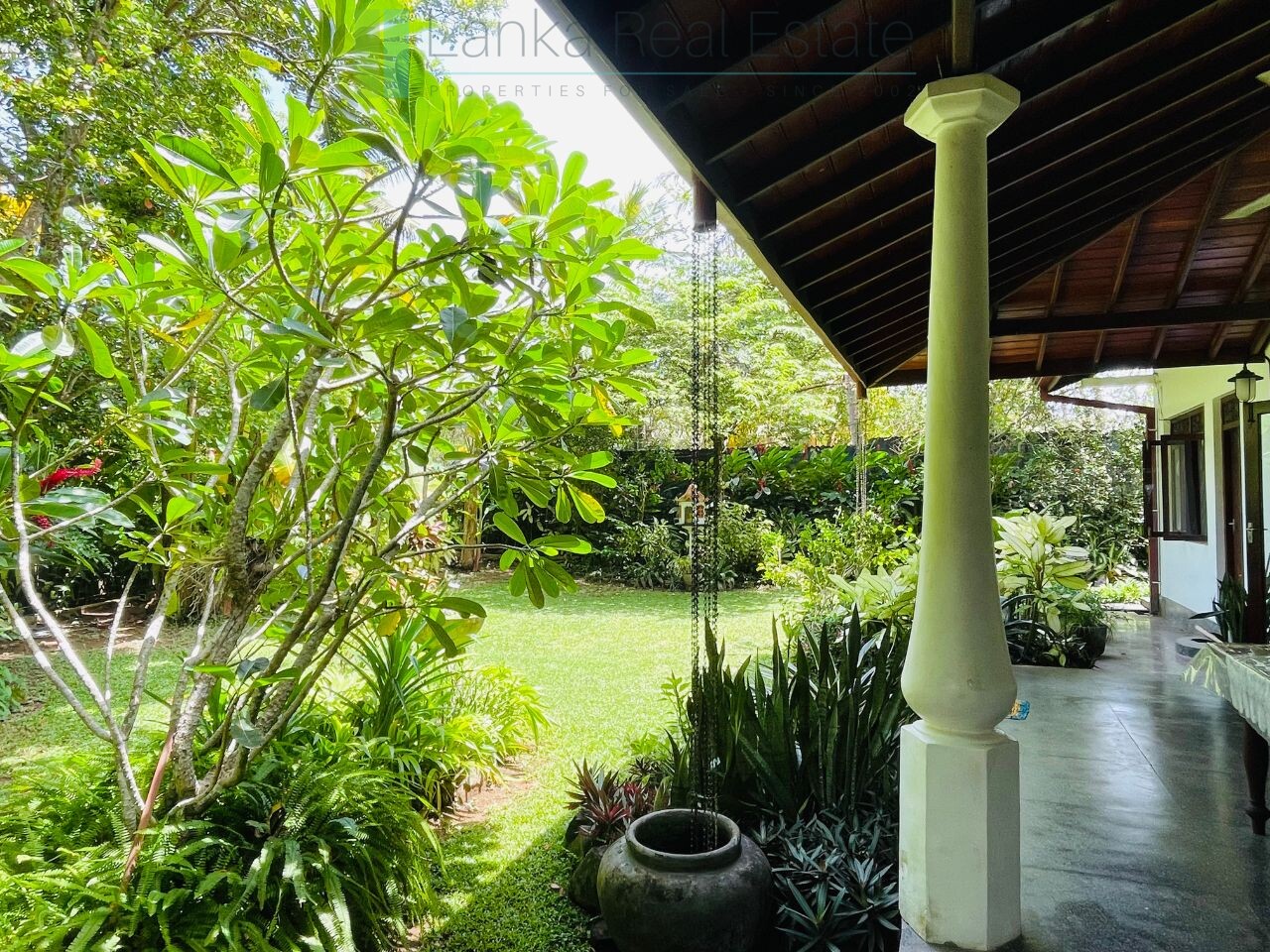 Furnished villa near the beach in Hikkaduwa