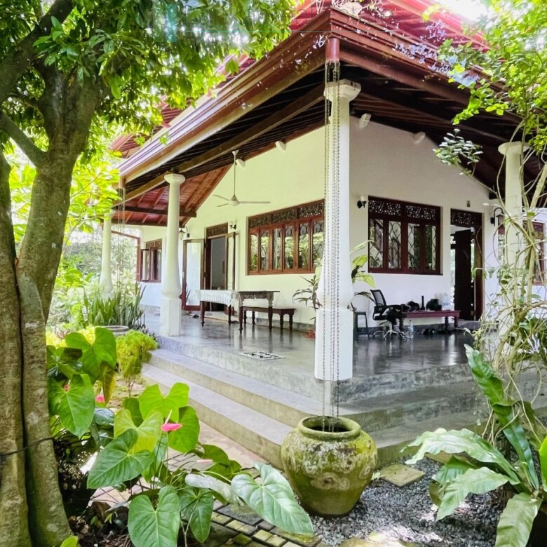 Furnished villa near the beach in Hikkaduwa