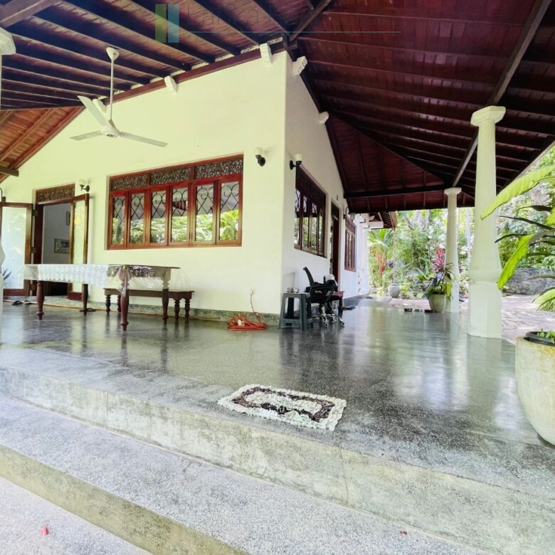 Furnished villa near the beach in Hikkaduwa